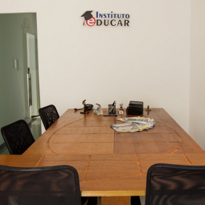 Sala de reunião climatizada para os clientes com capacidade para 8 pessoas.